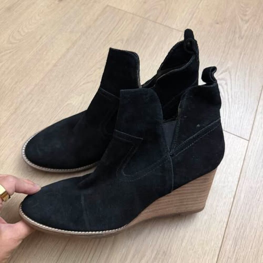 Blondo Waterproof Suede Wedge Ankle Boots Size 9M